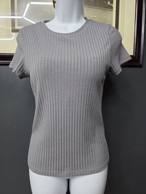 Klassy Network Ribbed Short-Sleeve Top in Light Gray